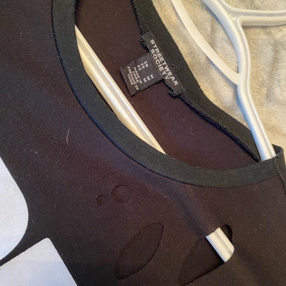 Black tshirt - Picture 3 of 3